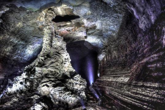 Este tubo de lava, de 7 kilómetros de recorrido, es uno de los mejores conservados no sólo de Corea del Sur, sino del mundo. Las diferentes galerías de la cueva Manjang se acompañan de una apropiada iluminación que da esa sensación tan sur...