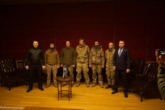 Cinco comandantes del batallón de Azov liberados.