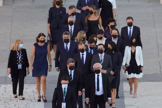 Los ministros del Gobierno a su llegada al Patio de la Armería del Palacio Real en Madrid este jueves donde se celebra la ceremonia civil en la que se rinde tributo a los casi 30.000 fallecidos a consecuencia de la COVID-19 en España.