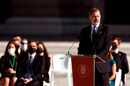 El rey Felipe VI, durante su discurso en el Patio de la Armería del Palacio Real donde se celebra este jueves el homenaje de Estado a las víctimas de la pandemia de coronavirus.