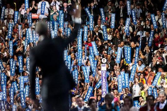 Asistentes a la Convención Demócrata aplauden a Barack Obama después de su discurso apoyando a la candidata Hillary Clinton.