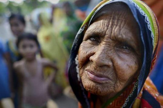 La llorosa mirada de una anciana refugiada en un campamento provisional tras las inundaciones en Morigaon, India. 