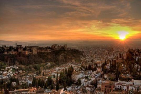 Y, para acabar, ¿qué tal disfrutar de la puesta de sol? Pero no se trata de una puesta de sol cualquiera… El granadino barrio de Albaicín te pondrá los pelos de punta con sus espectaculares vistas a la Alhambra y a todo Granada. De hecho, ...