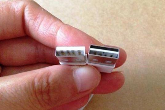 Dois vídeos publicados no YouTube mostram o que seria um novo cabo de dados que a Apple estrearia no iPhone 6. Numa das pontas há um conector Lightning igual ao usado no iPhone 5s. Na outra ponta fica um conector USB reversível, que pode ser ...