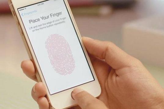 O sensor de impressões digitais Touch ID é a melhor inovação trazida pelo iPhone 5s. Ele deverá estar também no iPhone 6, com uma novidade importante: no novo sistema iOS 8, apps de terceiros também vão poder usar o Touch ID. O sensor po...