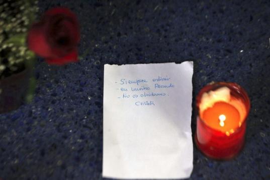 Una vela y una nota depositadas este martes en la estación de Atocha.