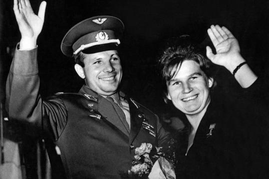 Gagarin, junto a la primera mujer en viajar al espacio, Valentina Tereshkova