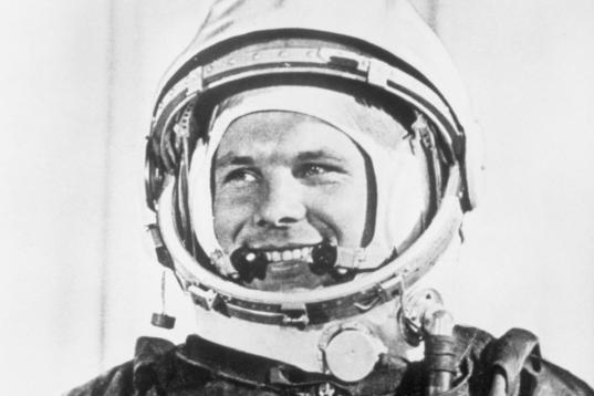 Yuri Gagarin, ataviado con el traje espacial