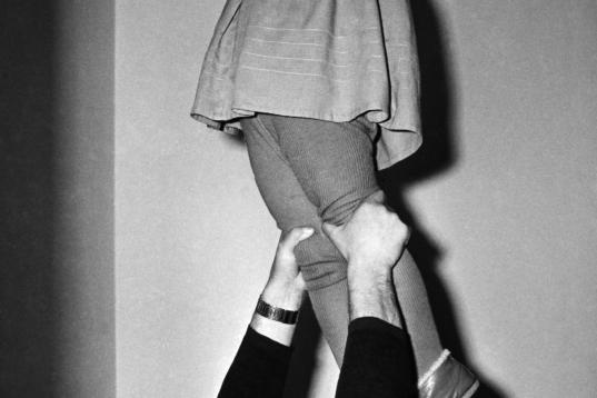 Gagarin, levantando a su hija Galina