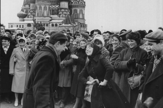 Celebraciones en la Plaza Roja de Moscú, tras el aterrizaje de Gagarin en abril de 1961