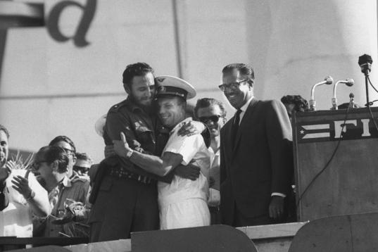 Yuri Gagarin, abrazado a Fidel Castro