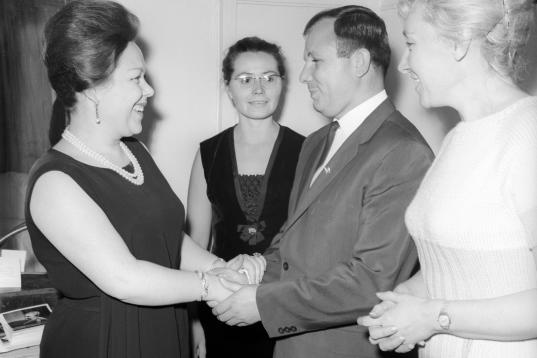 Gagarin (y su esposa Valentina al fondo) conociendo a la soprano italiana Renata Scotto, en el Teatro Bolshoi