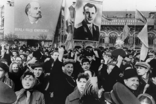Ciudadanos de Moscú celebran en la Plaza Roja el hito conseguido por el cosmonauta soviético