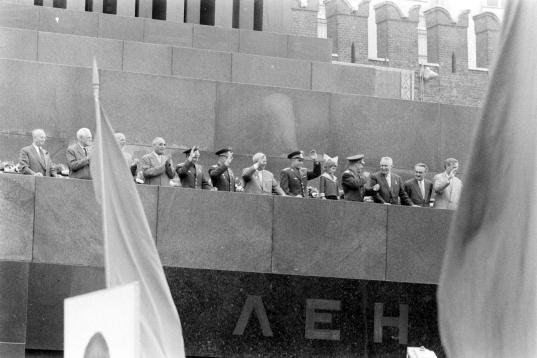 Gagarin, junto a otros cosmonautas y autoridades en una celebración en su honor en la Plaza Roja