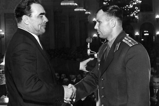 Gagarin, estrechándose las manos con Brezhnév