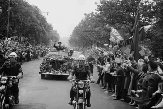 Gagarin, durante un desfile multitudinario en Praga
