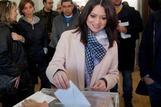 La esposa de Carles Puigdemont, Marcela Topor, ha depositado su voto por la mañana en el colegio de Sant Juliá de Ramis, Girona.