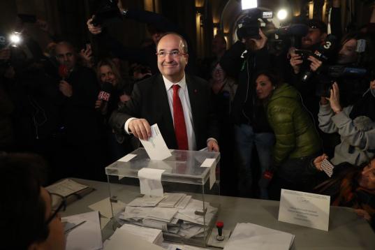 El líder del PSC, Miquel Iceta, en el momento de votar en su colegio electoral de Barcelona.