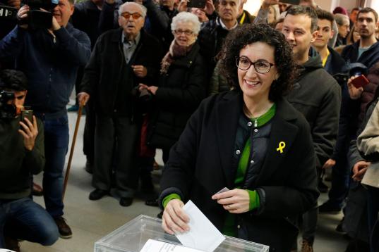 La candidata de ERC, Marta Rovira, ha votado por la mañana en un colegio de Vic entre aplausos y vítores de los presentes.