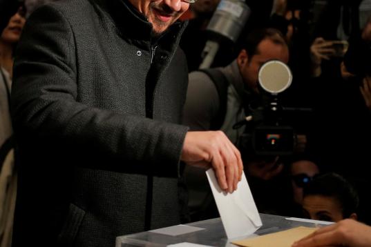 El candidato de En Comu Podem, Xavier Domenech, vota en Barcelona.