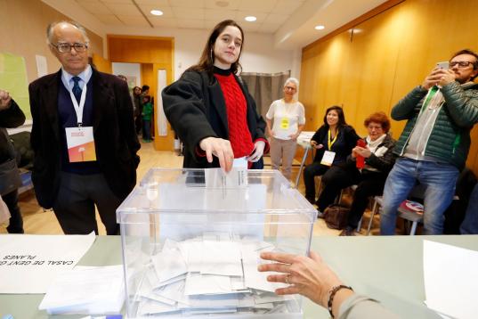 Laura Sancho, de 18 años, vota por primera vez en su vida. Esta joven ha cedido su derecho a voto al expresident Carles Puigdemont, que se encuentra en Bruselas, por lo que la papeleta que ha depositado es el voto delegado de este.