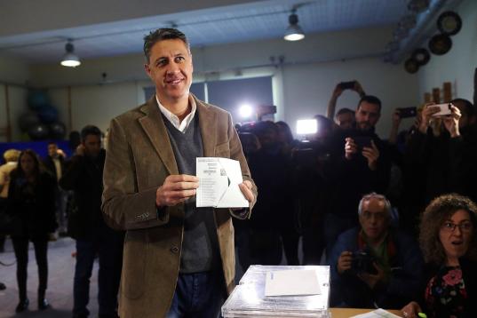 El cabeza de lista a la presidencia de la Generalitat por el PP, Xavier García Albiol, vota mostrando su papeleta en la Escola Lola Anglada en la ciudad de Badalona.