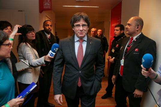 Puigdemont llega al centro de Convenciones de Bruselas para seguir los resultados de las elecciones catalanas. 