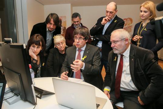 Puigdemont sigue los resultados de las elecciones catalanas en el centro de Convenciones de Bruselas. 