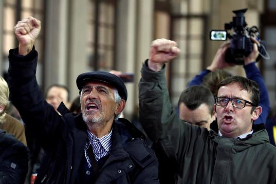 Seguidores de ERC tras conocer los resultados electorales en la estación del Nord de Barcelona. 