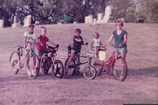 Aquellos que dejaban a sus hijos ir en bici sin casco.