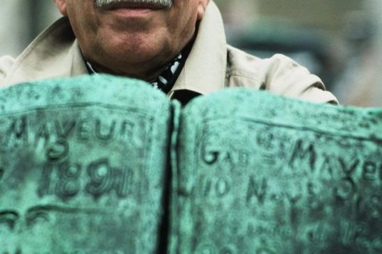 El diario El Espectador lo nombró corresponsal en Europa y García Márquez se recorrió Ginebra, Roma y París hasta que se enteró que el periódico había cerrado en su país natal. Aún así, decidió permanecer un tiempo en la capital fran...
