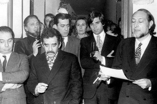 Antes de huir del acoso de los medios conoce a Mario Vargas Llosa, un escritor peruano fascinado con su obra. García Márquez también lo había leído y se forjó entre ambos una gran amistad.
