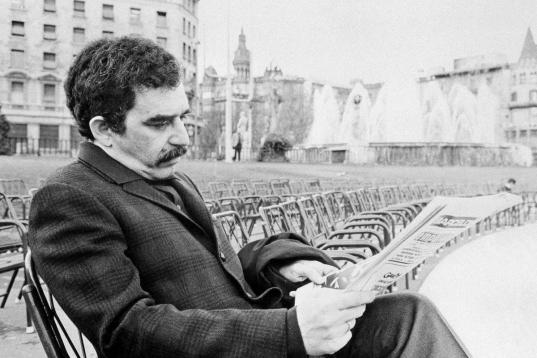 Gabo decidió huir a Barcelona, donde comenzó a escribir su nueva novela, El otoño del patriarca. Vargas Llosa le siguió hasta la ciudad catalana, se mudó al lado y publicó el que aún es considerado uno de los más exhaustivos y admirados ...