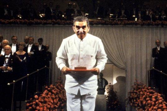 En 1982 Gabrlle García Márquez se convirtió en el primer premio Nobel de Literatura de Colombia, y el cuarto de Latinoamérica. Su discurso de recepción se tituló La soledad de América Latina, y acudió a recoger el galardón y pronunciarl...