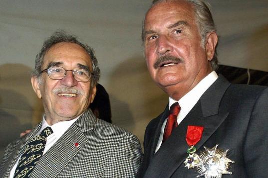 Tras recuperarse de la enfermedad, García Márquez se volcó con el mundo literario y se codeó, como hizo durante toda su vida, de destacadas personalidades del mundo de la política, la cultura y los negocios. En la foto, con el escritor mexi...
