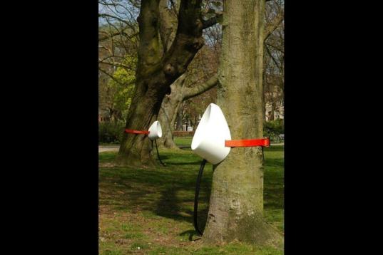 Una forma elegante y casual de hacer pipí en un árbol. (via Bit Rebels)