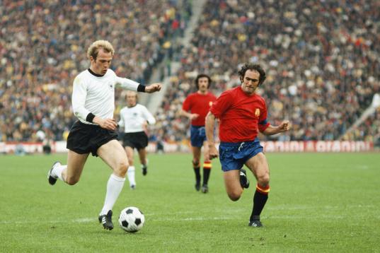 1976: España contra Alemania en un partido de la Eurocopa.