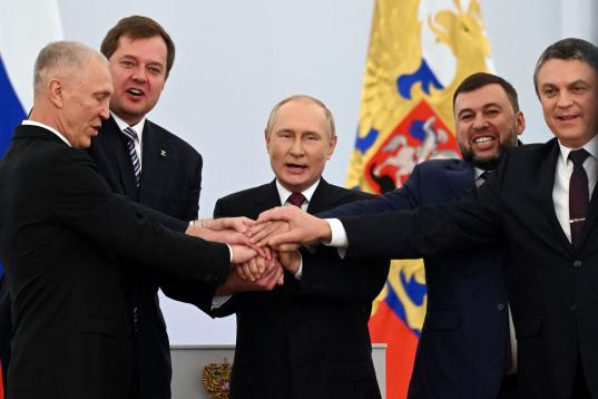 Putin junto a los líderes de las cuatro regiones anexionadas.