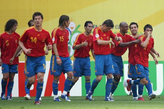 2006: David Villa celebra un gol con el equipo en el Mundial.