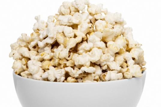 Esas fundas de popcorn están forradas de químicos vinculados a causar infertilidad, y cáncer de hígado, testicular y pancreático. La Agencia Federal de Protección Ambiental (EPA) reconoce que el ácido perfluorooctanoico (PFOA) en esas fun...