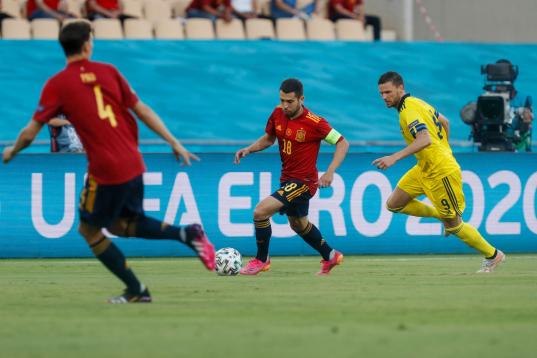 Jordi Alba llevando el balón ante la presión de Marcus Berg