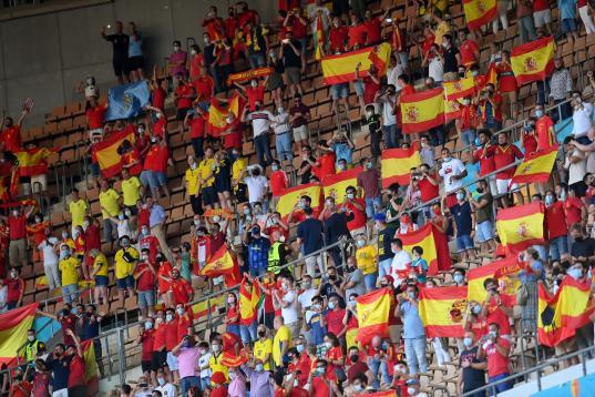 Aficionados de España en el estadio sevillano de La Cartuja