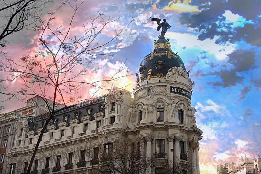 La arquitectura de Madrid es todo un repaso a la historia. Sus  edificios, de distintos estilos y repartidos por toda la ciudad, hacen que el viajero levante continuamente la cabeza y no pueda dejar de mirar arriba, algo que a alguno le habrá c...