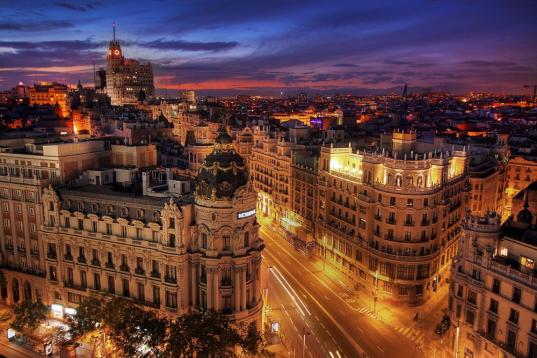 De noche, Madrid cobra vida. Muchos son los bares, pubs, garitos y discotecas en los que se puede vivir la noche madrileña, y el día y la hora puede que sea lo de menos. Desde tomar unas cervezas en el barrio de Malasaña, con su ambiente úni...