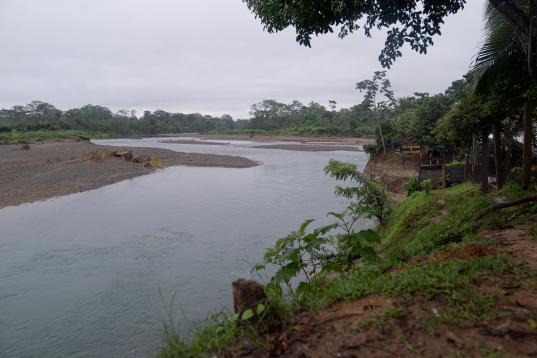 El río Turquesa a su paso por el pueblo de Bajo Chiquito (comarca Emberá-Wounaan), en Panamá. Las personas migrantes que cruzan el peligroso Tapón del Darién, de Colombia a Panamá, llegan a Bajo Chiquito...
