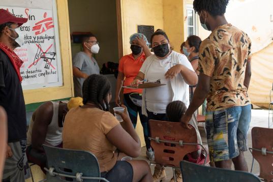 La sala de espera del centro de salud de Bajo Chiquito recibe a los grupos de migrantes y donde MSF los atiende según la gravedad de su situación. El Tapón del Darién se ha convertido en los últimos meses en un...
