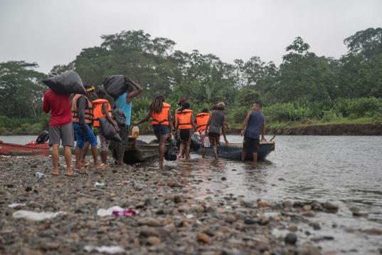 El único método de trasladar a los migrantes a las ERM en temporada de lluvias desde Bajo Chiquito es mediante piragua, con una capacidad aproximada de 13-15 personas por embarcación. Como las piraguas salen juntas, el proce...
