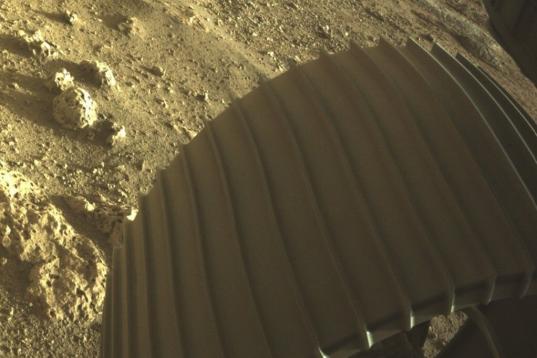 Imagen de la superficie de Marte tomada por el rover Perseverance