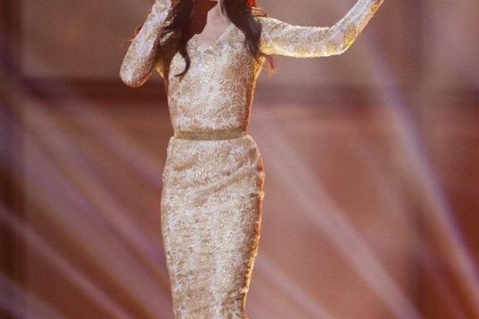 El representante de Austria, Conchita Wurst, canta su tema 'Rise like a phoenix' en una gala previa al festival de Eurovisión 2014, que se celebrará en Copenhague (Dinamarca) el sábado 10 de mayo de 2014.