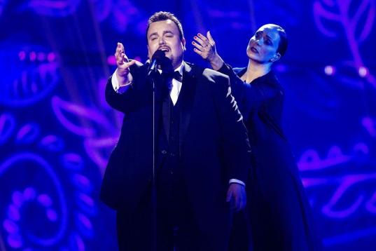 El representante de Bélgica, Axel Hirsoux, canta su tema 'Mother' en una gala previa al festival de Eurovisión 2014, que se celebrará en Copenhague (Dinamarca) el sábado 10 de mayo de 2014.